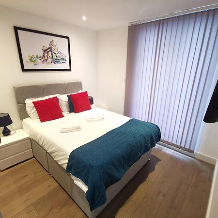 City Prime Apartments Лондон Екстериор снимка A bedroom in a serviced apartment in London
