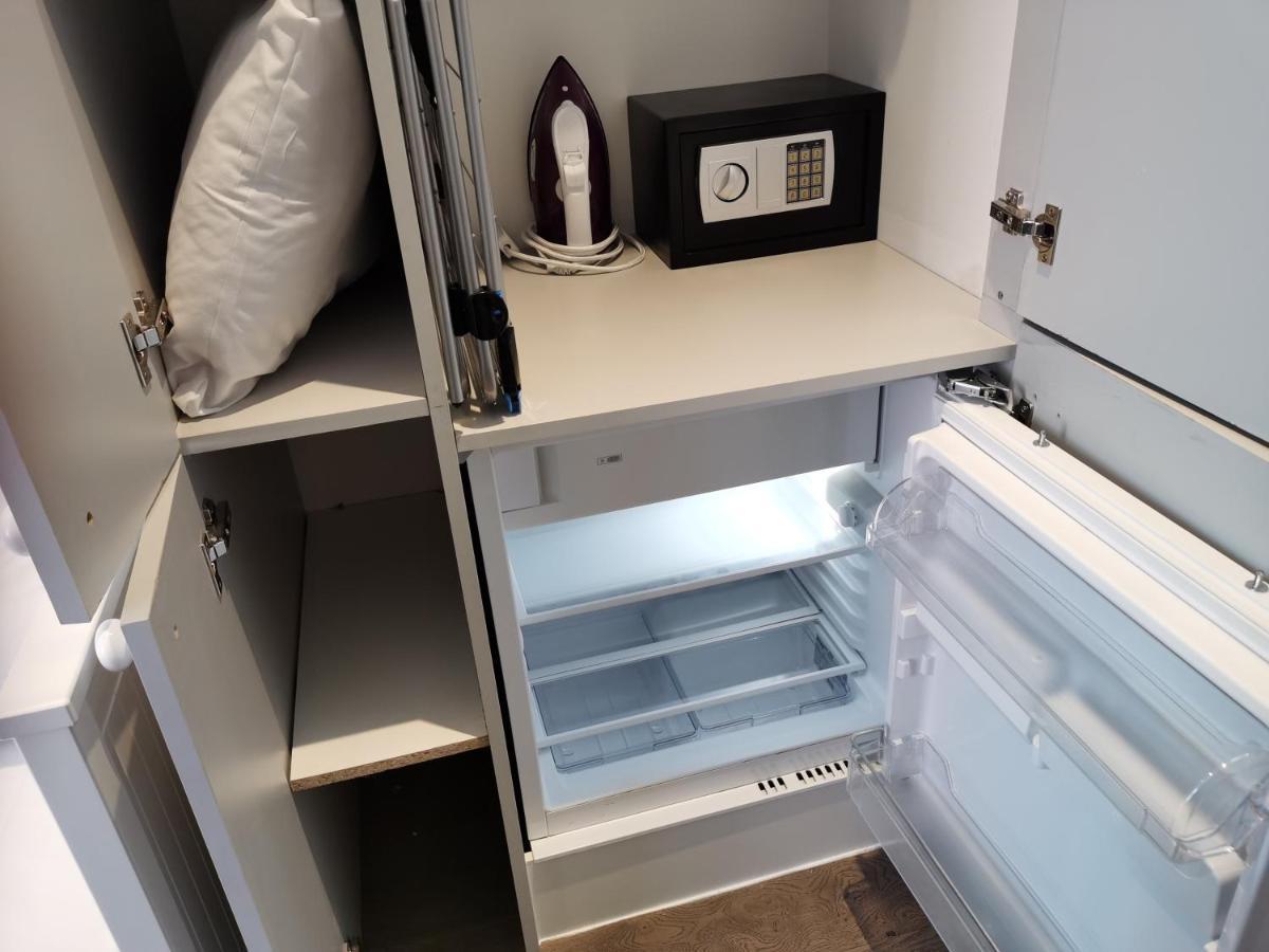 City Prime Apartments Лондон Екстериор снимка A mini-refrigerator in a hotel room