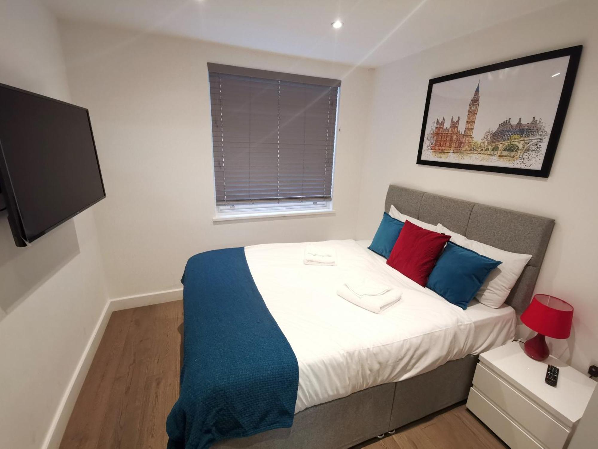 City Prime Apartments Лондон Екстериор снимка A bedroom in a serviced apartment in London