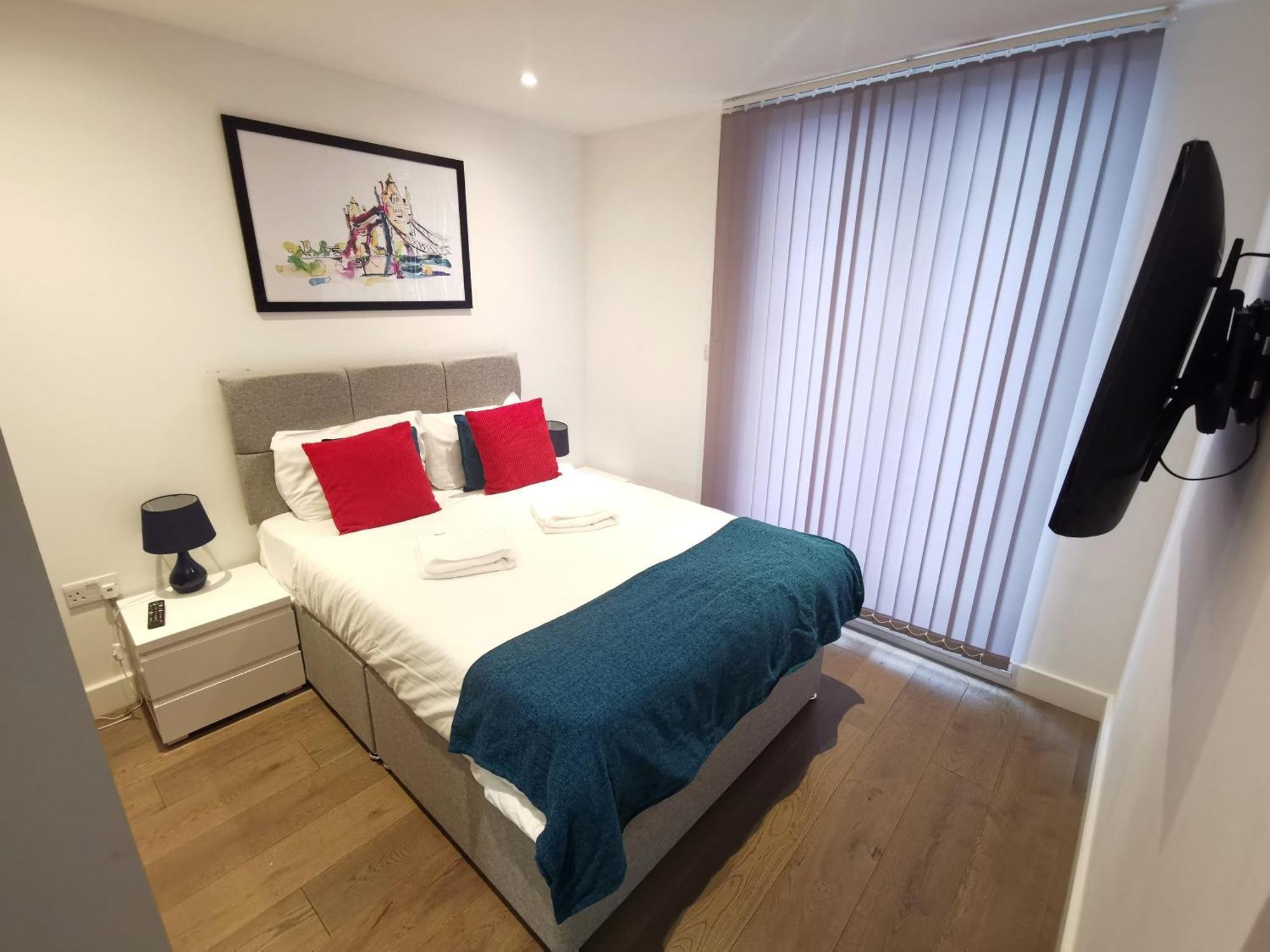 City Prime Apartments Лондон Екстериор снимка A bedroom in a serviced apartment in London