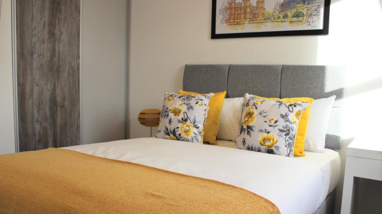 City Prime Apartments Лондон Екстериор снимка A bed with cushions
