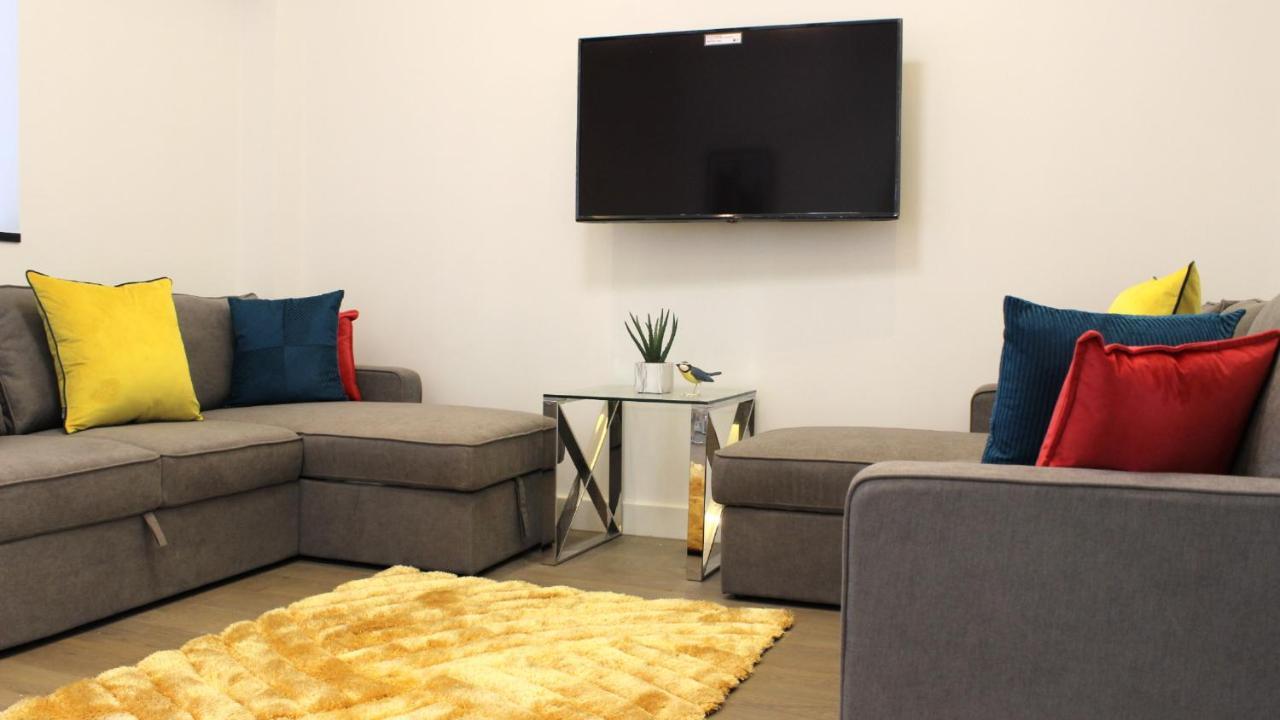 City Prime Apartments Лондон Екстериор снимка A living room with a flat screen television
