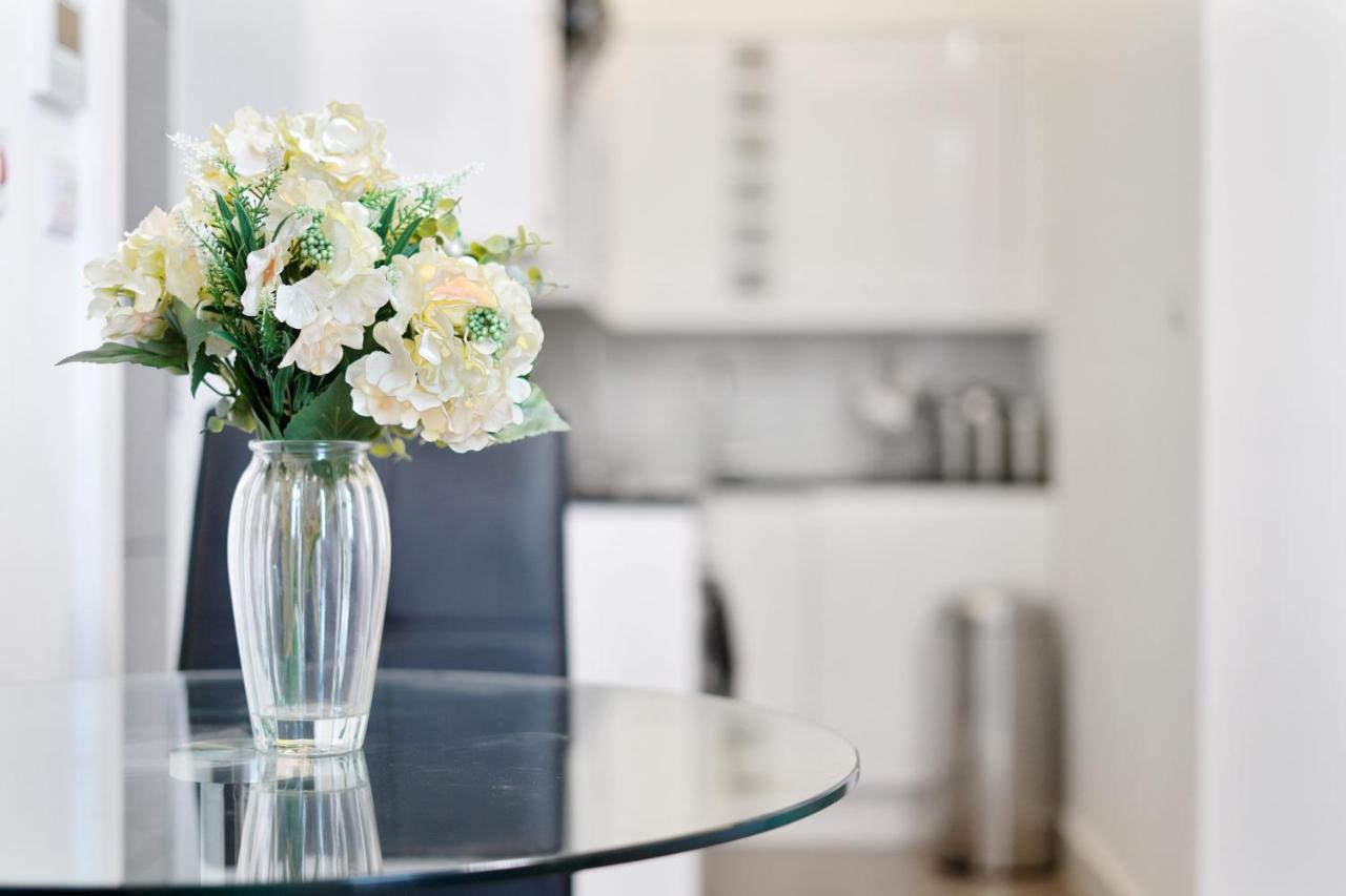 City Prime Apartments Лондон Екстериор снимка A vase of flowers