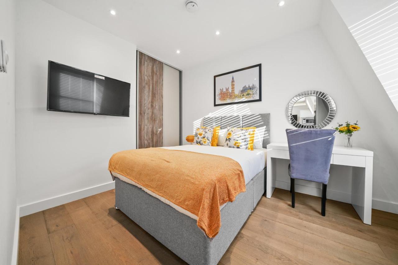 City Prime Apartments Лондон Екстериор снимка A bedroom in a serviced apartment in London
