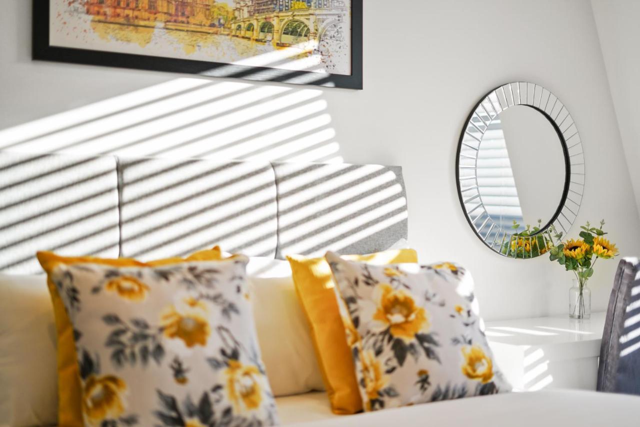 City Prime Apartments Лондон Екстериор снимка A living room with a sofa and a mirror